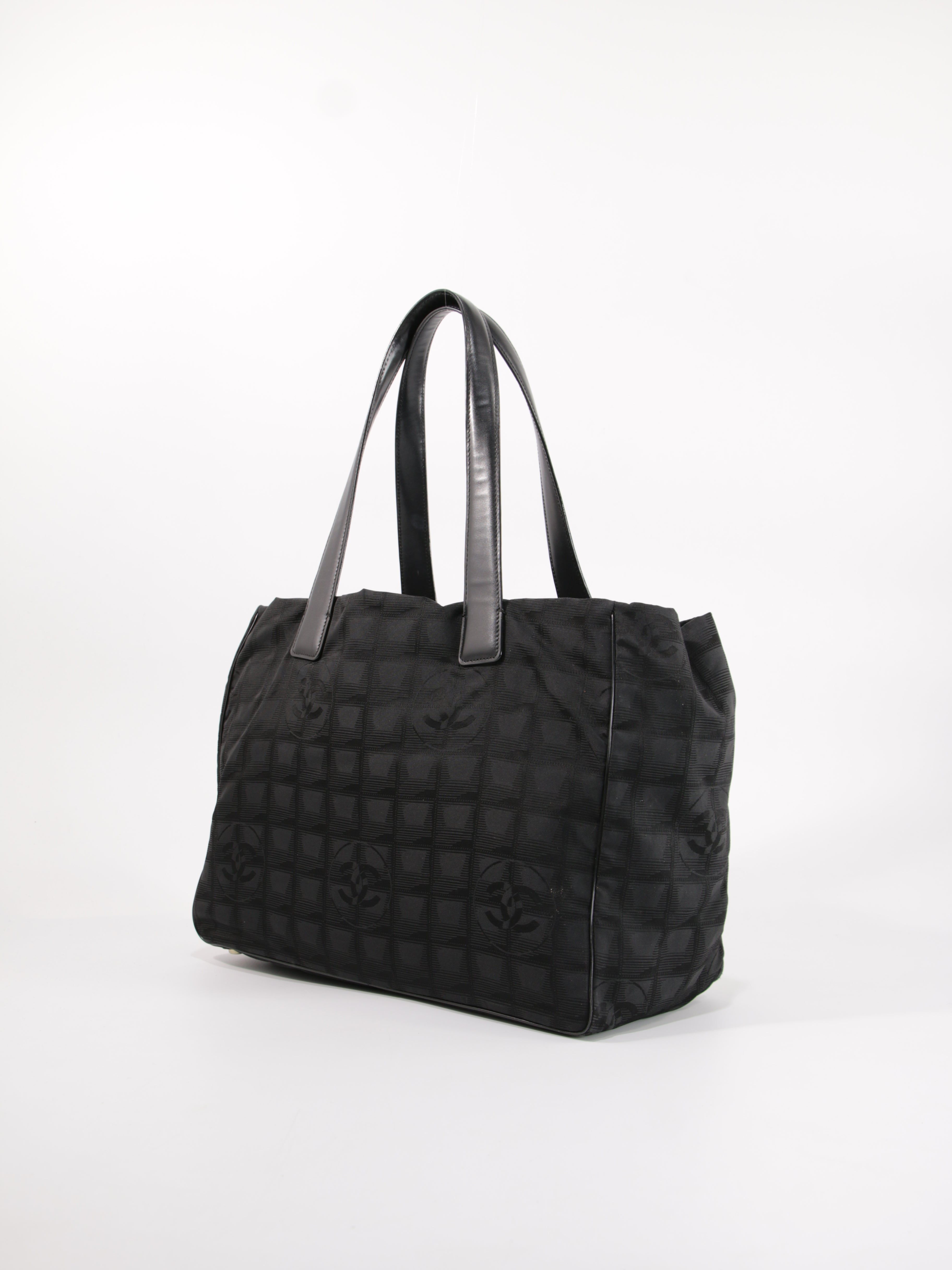 Medium New Travel Line Tote